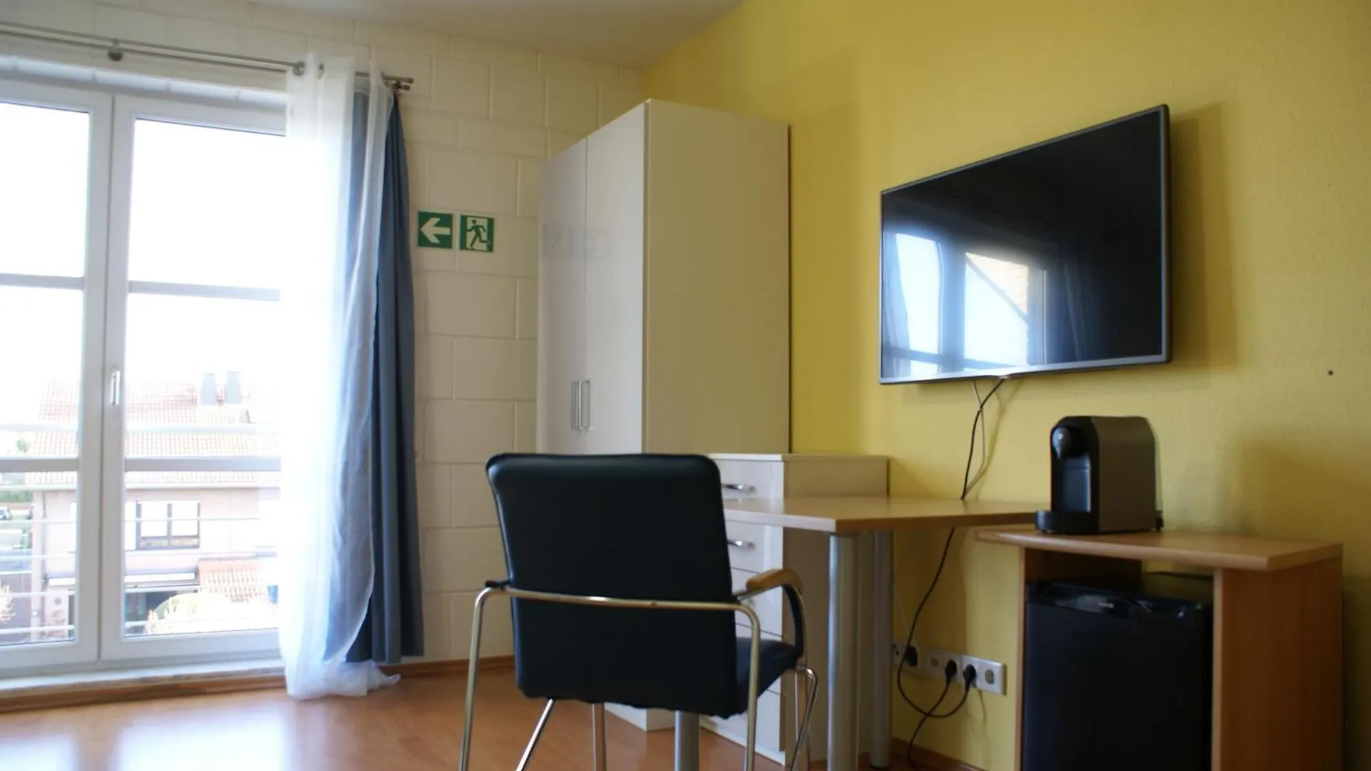 Homestay Zimmer Mit Gartenblick Cologne